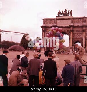 AUDREY HEPBURN und Fred Astaire auf Position setzen candid Filmen FUNNY FACE 1957 mit Regisseur Stanley Donen und Filmcrew in Paris Arc de Triomphe Paramount Pictures Stockfoto