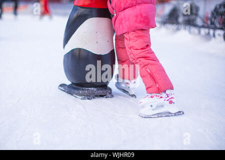 Kleine Schlittschuhläufer Beinen stehend auf Winter Eisbahn Stockfoto