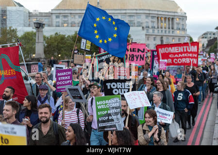 Das Parlament wieder aufgenommen nach der Sommerpause Demonstranten vor gesammelt haben, demonstrieren gegen Premierminister Boris Johnson die Entscheidung des Parlaments vor der Brexit Datum des 31. Oktober auszusetzen. Viele glauben, dass die vertagen wird "No Deal" Brexit zu unbeanstandet zulassen. Eine im März geschlossen, die Straßen um das Parlament, Lambeth Bridge und Westminster Bridge Stockfoto