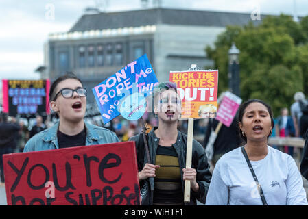 Das Parlament wieder aufgenommen nach der Sommerpause Demonstranten vor gesammelt haben, demonstrieren gegen Premierminister Boris Johnson die Entscheidung des Parlaments vor der Brexit Datum des 31. Oktober auszusetzen. Viele glauben, dass die vertagen wird "No Deal" Brexit zu unbeanstandet zulassen. Eine im März geschlossen, die Straßen um das Parlament, Lambeth Bridge und Westminster Bridge Stockfoto