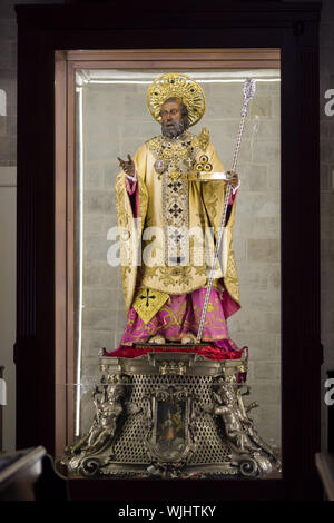 BARI, ITALIEN - Juli 11,2018, Statue des Heiligen Nicola Innere der Kathedrale von San Nicola in Bari, Apulien, Italien Stockfoto