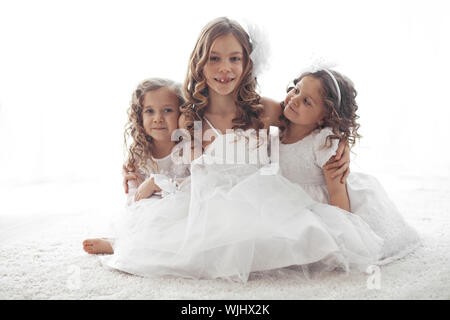 Schöne kleine Kinder tragen Blume Mädchen Kleider Stockfoto