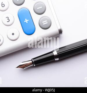 Addieren von Zahlen Konzept mit modernen weißen Rechner im Büro Stockfoto