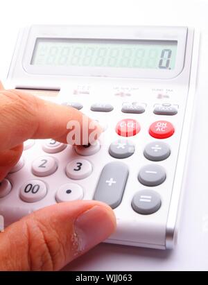 Addieren von Zahlen Konzept mit modernen weißen Rechner im Büro Stockfoto