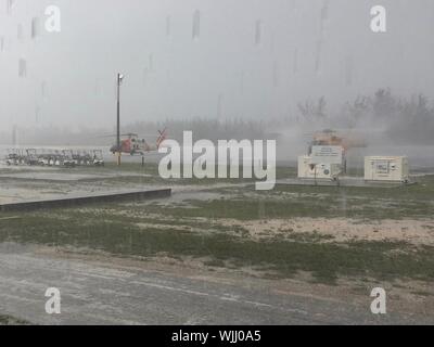 Marsh Harbour, Abaco, Bahamas. 02. September 2019. U.S. Coast Guard MH-60 Jayhawk Helikopter auf dem Gelände auf Leonard M. Thompson International Airport in der Nachmahd des Hurrikans Dorian September 2, 2019 in Marsh Harbour, Abaco, Bahamas zu unterstützen. Dorian schlug die kleine Insel Nation als Kategorie 5 Sturm mit Windgeschwindigkeiten von 185 km/h. Quelle: Hunter Medley/USCG/Alamy leben Nachrichten Stockfoto