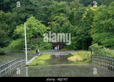 An einem nebligen, verregneten Tag Anfang September, Besucher zu Bear Mountain State Park auf die Spur, führt durch ein Zoo und bis zu Hessischen See. Stockfoto