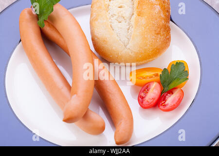 leckere Würstchen Frankfurter mit Vollkornbrot Stockfoto