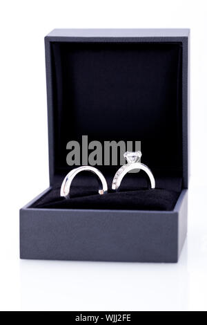 Schmuck Box mit zwei eleganten Silber Ringe Stockfoto