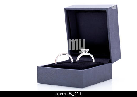 Schmuck Box mit zwei eleganten Silber Ringe Stockfoto