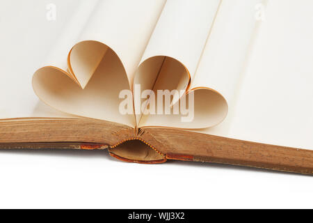 Herz der leere Seiten in einem Buch auf weißem Hintergrund Stockfoto