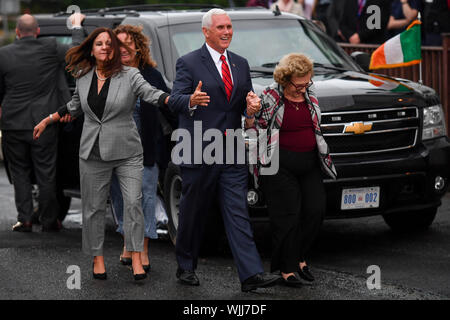 Vice President Mike Pence (Mitte), seine Mutter Nancy Pence Fritsch (rechts), und die zweite Frau Karen Pence (links) in Doonbeg Morriseys ankommen, ein Seafood Restaurant, wo er mit verwandten Speisen, zu besuchen. Stockfoto