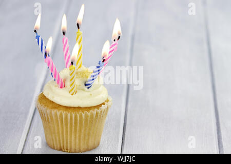Geburtstag Cupcake mit acht brennende Kerzen und Kopieren. Stockfoto