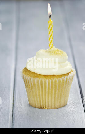 Geburtstag Cupcake mit brennenden Kerzen und Kopieren. Stockfoto