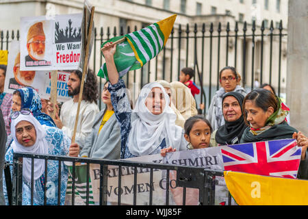 Westminster, London, England. 3. September, 2019. Die demonstranten März auf indischen hohe Kommission in London über die Modi Kaschmir "Lockdown". Große Massen marschierten in London am Parliament Square zu den indischen Hohe Kommission zur Unterstützung der Freiheit für KASCHMIRI als Indische auferlegten Sperren von Kaschmir sein 30 Tag eingegeben. Terry Mathews/Alamy Leben Nachrichten. Stockfoto