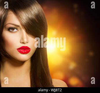 Schöne Mädchen mit gesunden lange braune Haare und braune Augen Stockfoto