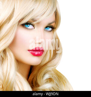 Blonde Frau Portrait. Schöne Blondine mit lange gewellte Haare Stockfoto