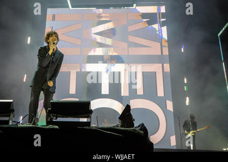Leeds, Großbritannien. Samstag 24. August 2019. Die 1975 sind ein Englischer Pop Rock Band Die Band besteht aus Sänger und Gitarristen Matthew Healy, Lead Gitarrist Adam Hann, Bassist Ross MacDonald, und Schlagzeuger George Daniel bei Leeds Festival. Das jährliche Rock Music Festival von 75.000 Teilnahmen, über August Bank Holiday Wochenende. Credit: Jason Richardson/Alamy leben Nachrichten Stockfoto