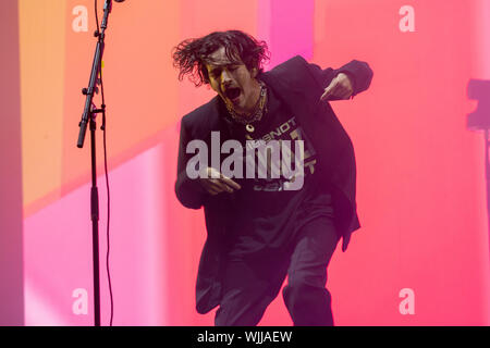 Leeds, Großbritannien. Samstag 24. August 2019. Die 1975 sind ein Englischer Pop Rock Band Die Band besteht aus Sänger und Gitarristen Matthew Healy, Lead Gitarrist Adam Hann, Bassist Ross MacDonald, und Schlagzeuger George Daniel bei Leeds Festival. Das jährliche Rock Music Festival von 75.000 Teilnahmen, über August Bank Holiday Wochenende. Credit: Jason Richardson/Alamy leben Nachrichten Stockfoto
