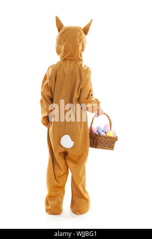 Kind verkleidet als Ostern Hase isoliert auf weißem Hintergrund Stockfoto