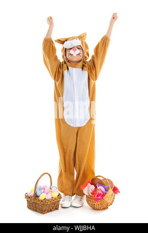 Kind verkleidet als Ostern Hase mit Korb Eiern und Blumen isoliert auf weißem Hintergrund Stockfoto