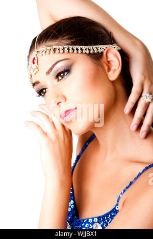 Gesicht mit den Händen einer schönen Middle Eastern ägyptisch israelischen libanesischen Türkisch-Arabisch-Frau mit Make-up im Stil Bauchtänzerin isoliert. Stockfoto
