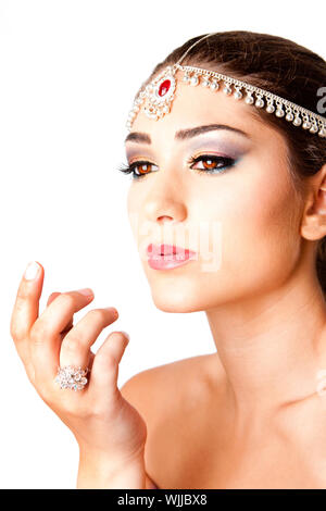 Hand vor einer schönen Middle Eastern ägyptisch israelischen libanesischen Türkisch-Arabisch-Frau Gesicht mit Make-up im Stil Bauchtänzerin isoliert. Stockfoto