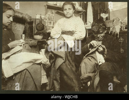 Hoch oben auf der obersten Etage eines klapprigen Wohnhaus, 214 Elizabeth St., N.Y., dieser Mutter und ihre zwei Kinder, Junge 10 Jahre alt und das Mädchen 12, lebten in ein winziges Zimmer, und schlichten Kleider. Die Kleider waren unter dem Bett und auf Sie und um den Raum gepackt. Sagte die Marke von $ 1 bis $ 2 pro Woche, und die Jungen sic verdient einige verkaufen Zeitungen. Ich kann ihren Namen nicht. Abstract: Fotografien aus den Aufzeichnungen des Nationalen Kinderarbeit Committee (USA) Stockfoto