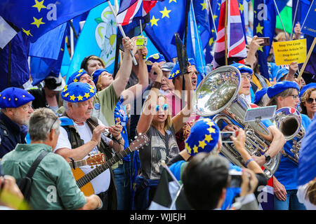 Anti-Brexit Demonstranten mit Fahnen, Musik zu spielen und gleichzeitig in London am Tag MPs zurück zum Parlament nach der Sommerpause am Montag, 2. September 2019 der britische Premierminister Boris Johnson warnte konservativen Abgeordneten nicht gegen die Regierung in der nächsten Nacht Gesetzentwurf zu stimmen, hätte Block a No Deal Brexit. Mehrere MPs schwor, mit der Opposition unabhängig von den persönlichen Konsequenzen zu stimmen. Stockfoto