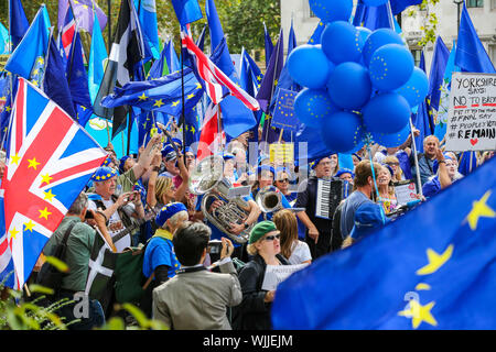 Anti-Brexit Demonstranten mit Fahnen, Musik zu spielen und gleichzeitig in London am Tag MPs zurück zum Parlament nach der Sommerpause am Montag, 2. September 2019 der britische Premierminister Boris Johnson warnte konservativen Abgeordneten nicht gegen die Regierung in der nächsten Nacht Gesetzentwurf zu stimmen, hätte Block a No Deal Brexit. Mehrere MPs schwor, mit der Opposition unabhängig von den persönlichen Konsequenzen zu stimmen. Stockfoto