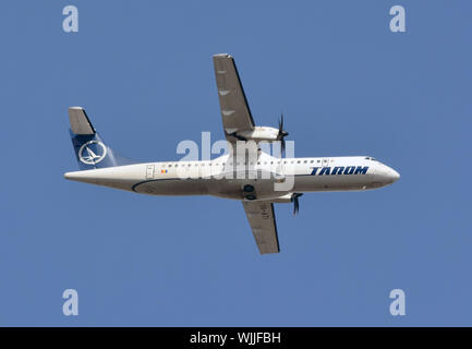 Tarom (ist die Flaggenträger und älteste derzeit operierende Fluggesellschaft Rumäniens), ATR 72-500 Flugzeug Stockfoto