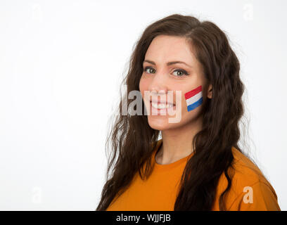 Junges Mädchen mit der niederländischen Flagge in Ihrem Gesicht gemalt Stockfoto