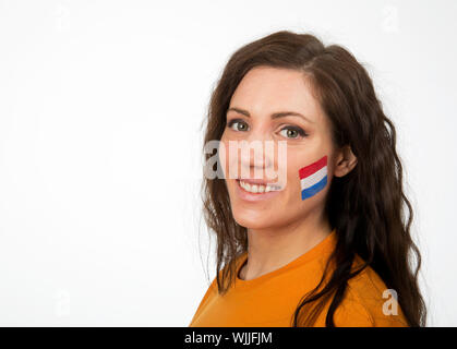 Junges Mädchen mit der niederländischen Flagge in Ihrem Gesicht gemalt Stockfoto