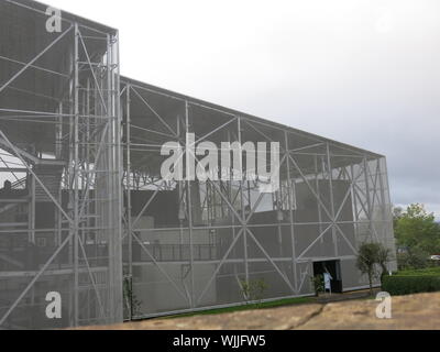 Die chainmail Mesh & Stahl, die encase Helensborough's Hill House High-tech Wetter Schutz bieten sowie eine andere Fassade des Hauses. Stockfoto