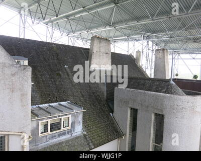 Gehwege durch Stahlgerüst der Architektur von Rennie Mackintosh's Hill House aus allen Blickwinkeln zu sehen, sowie der Regen Schäden ermöglichen. Stockfoto