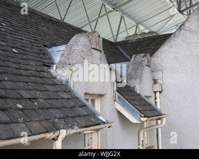 Gehwege durch Stahlgerüst der Architektur von Rennie Mackintosh's Hill House aus allen Blickwinkeln zu sehen, sowie der Regen Schäden ermöglichen. Stockfoto