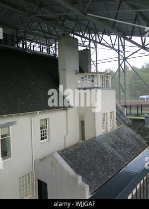 Gehwege durch Stahlgerüst der Architektur von Rennie Mackintosh's Hill House aus allen Blickwinkeln zu sehen, sowie der Regen Schäden ermöglichen. Stockfoto