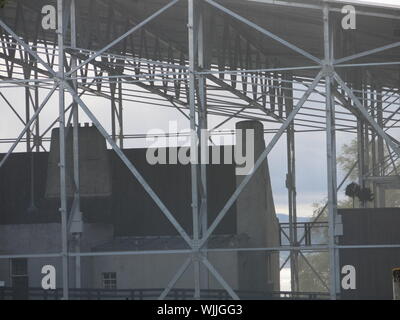 Die chainmail Mesh & Stahl, die encase Helensborough's Hill House High-tech Wetter Schutz bieten sowie eine andere Fassade des Hauses. Stockfoto