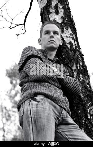 Junge vor einem toten Baum Stockfoto