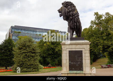 Der Maiwand-löwe und Forbury-gärten, Reading, Berkshire, mit modernen Büro Gebäude im Hintergrund Stockfoto