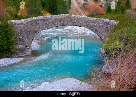 Rio Ara Fluss und Brücke San Nicolas de Bujaruelo im Ordesa Aragón Huesca Spanien Stockfoto