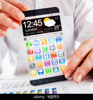 Smartphone (Phablet) mit einem transparenten Display in Menschenhand. Tatsächliche zukünftige innovative Konzeptideen und besten Technologien Menschlichkeit. Stockfoto
