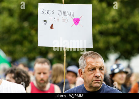 Bristol, Großbritannien, 3. September, 2019. Die Demonstranten, die gegen Boris Johnson Plakate und Schilder abgebildet sind, da sie sich auf die Ausführungen in College Green hören, bevor Sie durch das Zentrum der Stadt in einem Stop Boris Johnson bis März - für Demokratie Demonstration und Kundgebung zu bekämpfen. Der Protest wurde von der Bristol, Bristol Bürgermeister Marvin Rees und Vertreter von CWU, Unison und Unite Gewerkschaften rief die Volksmenge vor dem Protestzug aus eingestellt. Credit: Lynchpics/Alamy leben Nachrichten Stockfoto