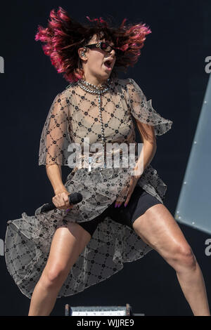 Leeds, Großbritannien. Samstag 24. August 2019. Charlotte Emma Aitchison, professionell, bekannt als Charli XCX, sie ist ein englischer Sänger, Songwriter, Musik Video Director und Executive bei Leeds Festival. Das jährliche Rock Music Festival von 75.000 Teilnahmen, über August Bank Holiday Wochenende. Credit: Jason Richardson/Alamy leben Nachrichten Stockfoto