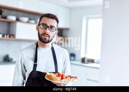 Platte von Sandwiches in den Händen eines attraktiven Mann Stockfoto