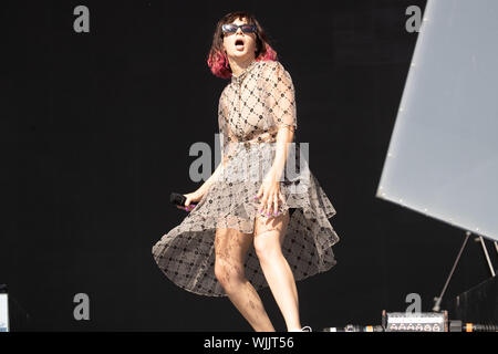 Leeds, Großbritannien. Samstag 24. August 2019. Charlotte Emma Aitchison, professionell, bekannt als Charli XCX, sie ist ein englischer Sänger, Songwriter, Musik Video Director und Executive bei Leeds Festival. Das jährliche Rock Music Festival von 75.000 Teilnahmen, über August Bank Holiday Wochenende. Credit: Jason Richardson/Alamy leben Nachrichten Stockfoto