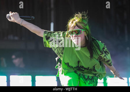Leeds, Großbritannien. Sonntag 25. August 2019. Billie Eilish Pirate Baird O'Connell ist ein US-amerikanischer Sänger und Songwriter, Model und Tänzerin bei Leeds Festival. Das jährliche Rock Music Festival von 75.000 Teilnahmen, über August Bank Holiday Wochenende. Credit: Jason Richardson/Alamy leben Nachrichten Stockfoto