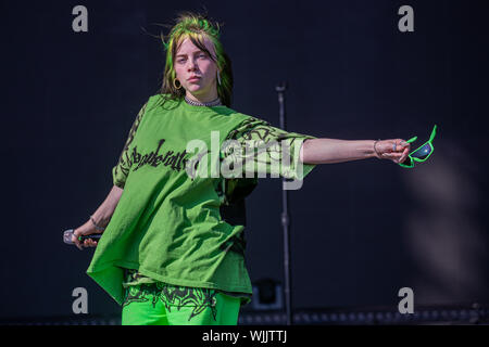 Leeds, Großbritannien. Sonntag 25. August 2019. Billie Eilish Pirate Baird O'Connell ist ein US-amerikanischer Sänger und Songwriter, Model und Tänzerin bei Leeds Festival. Das jährliche Rock Music Festival von 75.000 Teilnahmen, über August Bank Holiday Wochenende. Credit: Jason Richardson/Alamy leben Nachrichten Stockfoto