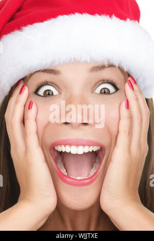 Weihnachten Frau überrascht das Tragen von Santa hat. Lustige Closeup Portrait von aufgeregt Frau suchen Bei Kamera mit offenem Mund staunend Stockfoto