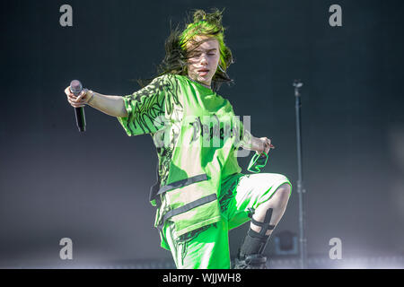 Leeds, Großbritannien. Sonntag 25. August 2019. Billie Eilish Pirate Baird O'Connell ist ein US-amerikanischer Sänger und Songwriter, Model und Tänzerin bei Leeds Festival. Das jährliche Rock Music Festival von 75.000 Teilnahmen, über August Bank Holiday Wochenende. Credit: Jason Richardson/Alamy leben Nachrichten Stockfoto