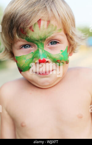 junge Kind mit einem bemalten Maske auf ihr Gesicht Stockfoto